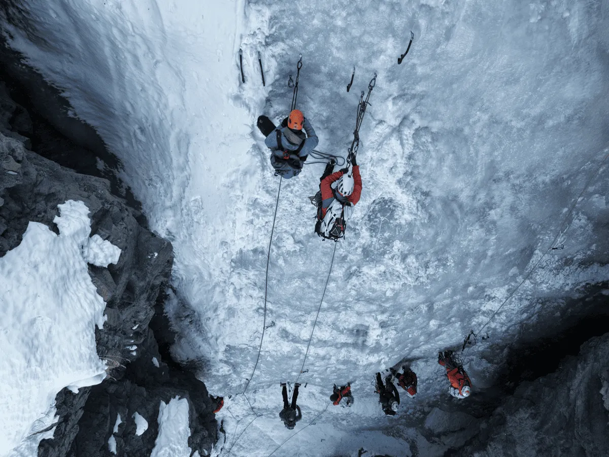 humde-winter-ice-climbing