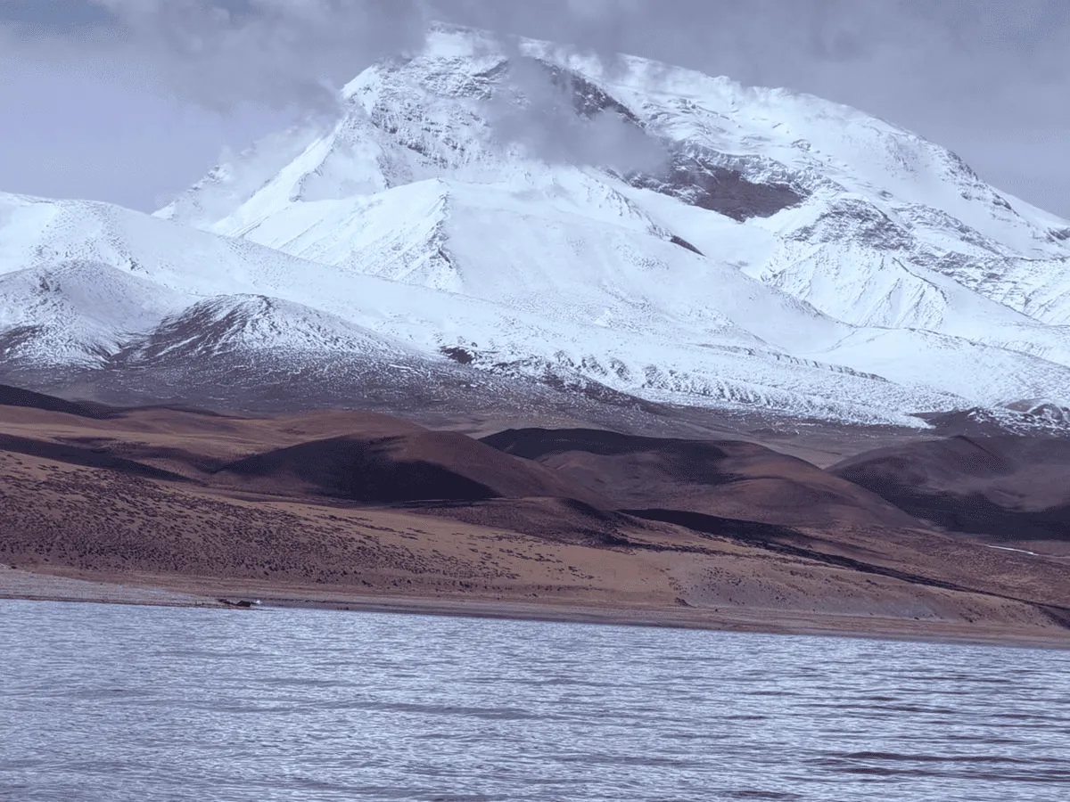 mansarovar-taal-with-mountain-backdrop