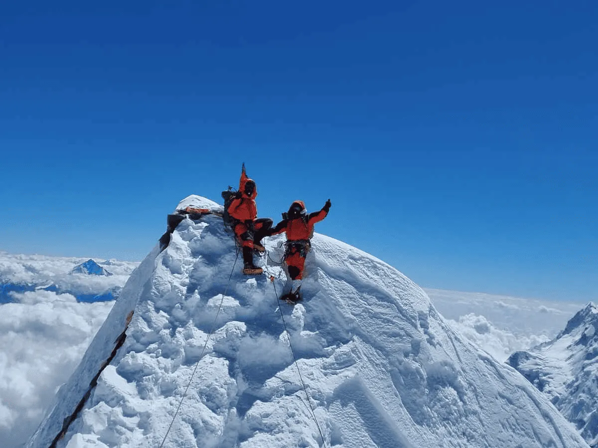 mountaineers-at-the-manaslu-summit