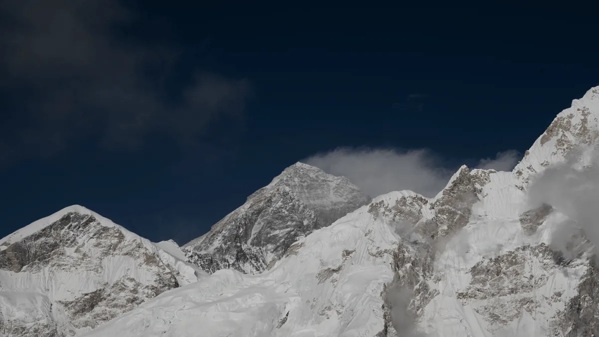 mount-everest-view-on-the-way-to-kalapatthar